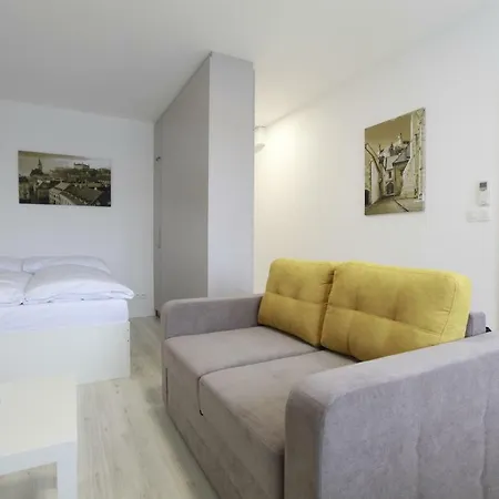Apartment Center Place *