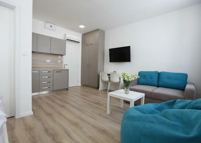 Center Place Apartment *